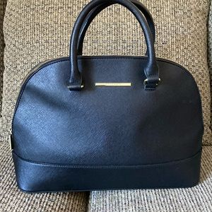 Like New—-Anne Klein black Handbag